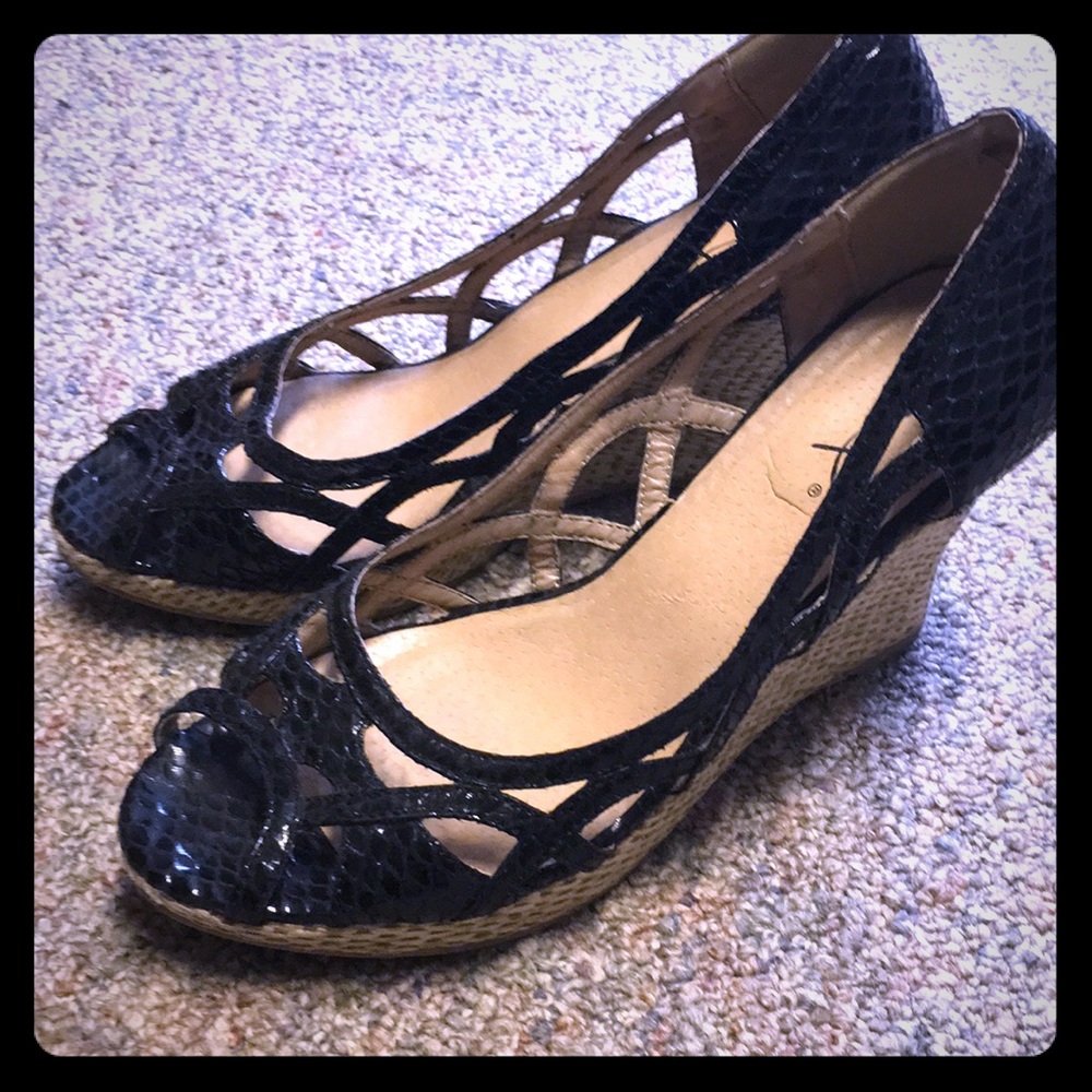 Black Wedges